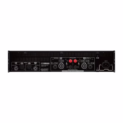 Panel posterior del amplificador Yamaha PX10 con conexiones XLR, SpeakON y borneras