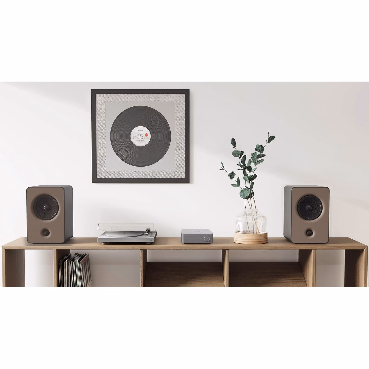 WiiM Amp Silver mostrando su tamaño compacto